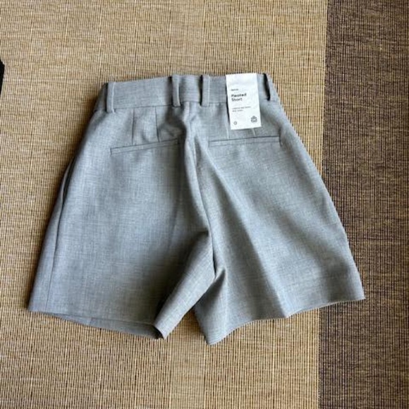 Heather Grey Pleated Shorts from Aritizia - Picture 3 of 3
